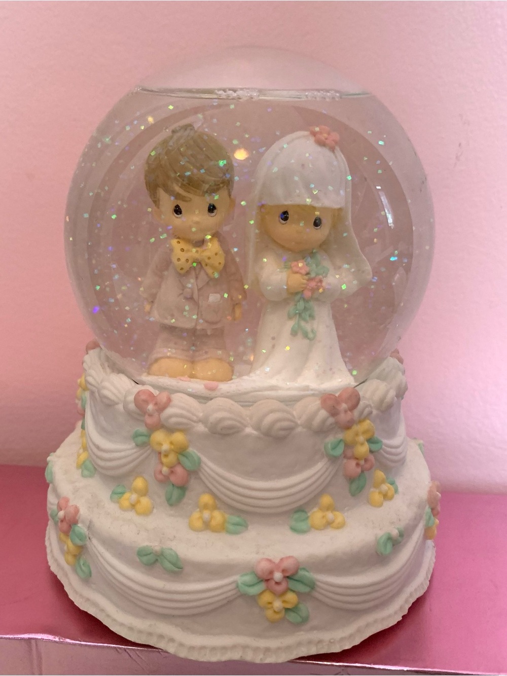 1998 Precious Moments Wedding Snow globe/Music box